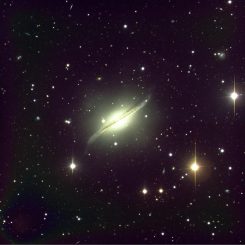 Das Very Large Telescope (VLT) der Europäischen Südsternwarte in Chile machte diese Aufnahme der ungewöhnlichen Spiralgalaxie ESO 510-13. Auffällig ist das stark verzerrte Staubband in der galaktischen Ebene. (ESO)