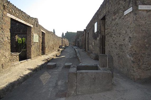 Ein Teil der antiken Stadt Pompeji, die im Jahr 79 nach Christus durch den Ausbruch des Vesuv zerstört wurde. (Image courtesy of Lauren Hackworth Petersen)