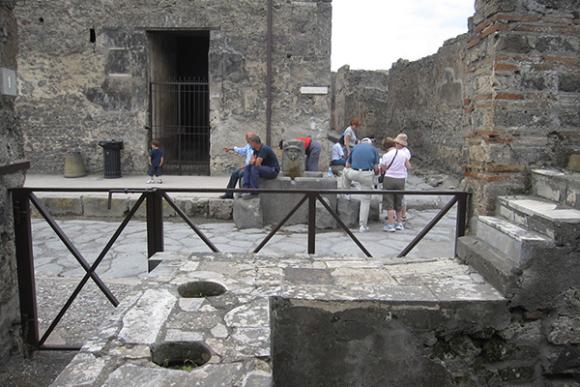 Römische Sklaven im antiken Pompeji holten Wasser aus öffentlichen Brunnen wie dem Merkurbrunnen. Im Jahr 79 nach Christus begrub der nahe Vulkan Vesuv die Stadt unter einer Ascheschicht. Die Ausgrabungen begannen im Jahr 1748. Heute ist die Stadt ein Weltkulturerbe. (Image courtesy of Lauren Hackworth Petersen)