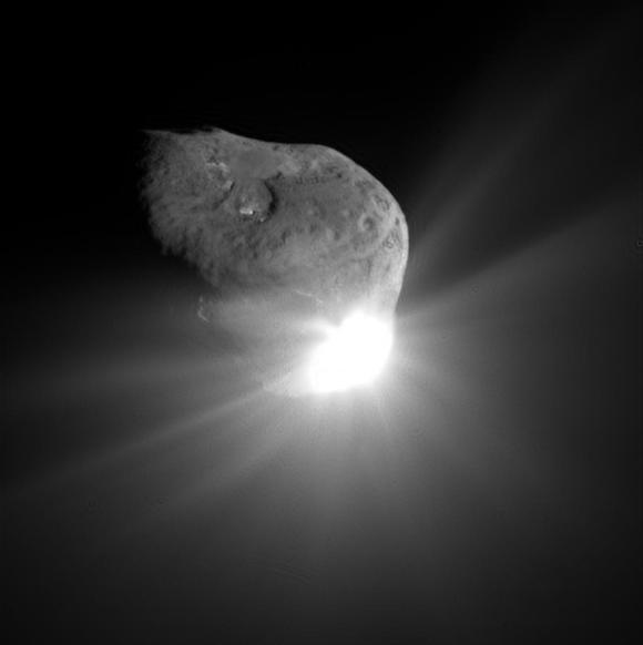 Dieses Bild machte Deep Impact 67 Sekunden nach dem Einschlag des Impaktors auf der Oberfläche des Kometen Tempel 1. Gestreutes Licht von der Kollision sättigte den Detektor und ist die Ursache für das strahlend helle Leuchten. Das Bild offenbart auch topografische Strukturen wie Bergrücken oder alte Einschlagkrater. (NASA / JPL-Caltech / UMD)