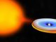 Diese Illustration zeigt den Neutronenstern und seinen Begleiter während einer Akkretionsphase, in der der Neutronenstern starke Röntgenstrahlung emittiert. (Bill Saxton; NRAO / AUI / NSF)