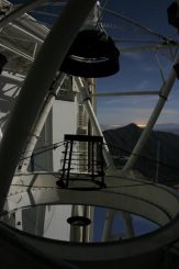 Der Hauptspiegel des 6,5-Meter-Teleskops am MMT Observatory. Das Observatorium wurde genutzt, um das Nachglühen eines Gammastrahlenausbruchs zu beobachten und auf diese Weise erstmals die Anwesenheit neutraler Materiewolken im frühen Universum zu messen. (MMT Observatory)