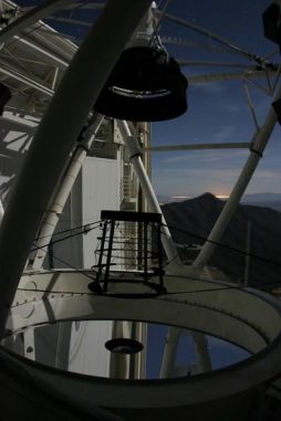 Der Hauptspiegel des 6,5-Meter-Teleskops am MMT Observatory. Das Observatorium wurde genutzt, um das Nachglühen eines Gammastrahlenausbruchs zu beobachten und auf diese Weise erstmals die Anwesenheit neutraler Materiewolken im frühen Universum zu messen. (MMT Observatory) Der Hauptspiegel des 6,5-Meter-Teleskops am MMT Observatory. Das Observatorium wurde genutzt, um das Nachglühen eines Gammastrahlenausbruchs zu beobachten und auf diese Weise erstmals die Anwesenheit neutraler Materiewolken im frühen Universum zu messen. (MMT Observatory)