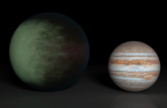 Kepler-7b (links) ist etwa 1,5 mal so groß wie Jupiter (rechts) und der erste Exoplanet, dessen Wolkenstrukturen kartiert wurden. Die Wolkenkarte basiert auf Daten der Weltraumteleskope Kepler und Spitzer. (NASA / JPL-Caltech / MIT) Kepler-7b (links) ist etwa 1,5 mal so groß wie Jupiter (rechts) und der erste Exoplanet, dessen Wolkenstrukturen kartiert wurden. Die Wolkenkarte basiert auf Daten der Weltraumteleskope Kepler und Spitzer. (NASA / JPL-Caltech / MIT)
