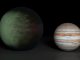 Kepler-7b (links) ist etwa 1,5 mal so groß wie Jupiter (rechts) und der erste Exoplanet, dessen Wolkenstrukturen kartiert wurden. Die Wolkenkarte basiert auf Daten der Weltraumteleskope Kepler und Spitzer. (NASA / JPL-Caltech / MIT)