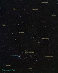 Bodenbasierte Aufnahme des Nachthimmels mit den benachbarten Sternbildern und der Position von Fomalhaut A. (A. Fujii, NASA, ESA, and Z. Levay (STScI))