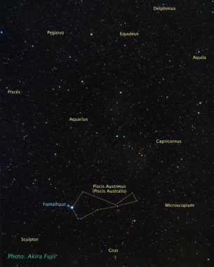 Bodenbasierte Aufnahme des Nachthimmels mit den benachbarten Sternbildern und der Position von Fomalhaut A. (A. Fujii, NASA, ESA, and Z. Levay (STScI))