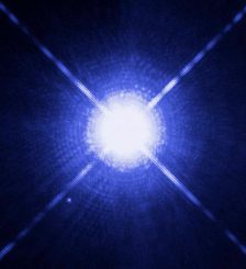 Hubble-Aufnahme des Doppelsternsystems Sirius A und B. Sirius B (der kleine Punkt unten links), der leuchtschwache Begleiter, ist ein Weißer Zwerg. Es ist ein Doppelsternsystem bekannt, das aus zwei Weißen Zwergen besteht und als "Irrläufer" durch die Galaxie fliegt. Einer neuen Studie zufolge wurde es aus einem dichten Sternhaufen herauskatapultiert. (NASA, ESA, H. Bond (STScI), and M. Barstow (University of Leicester))