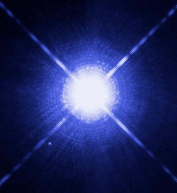 Hubble-Aufnahme des Doppelsternsystems Sirius A und B. Sirius B (der kleine Punkt unten links), der leuchtschwache Begleiter, ist ein Weißer Zwerg. Es ist ein Doppelsternsystem bekannt, das aus zwei Weißen Zwergen besteht und als "Irrläufer" durch die Galaxie fliegt. Einer neuen Studie zufolge wurde es aus einem dichten Sternhaufen herauskatapultiert. (NASA, ESA, H. Bond (STScI), and M. Barstow (University of Leicester))