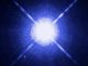 Hubble-Aufnahme des Doppelsternsystems Sirius A und B. Sirius B (der kleine Punkt unten links), der leuchtschwache Begleiter, ist ein Weißer Zwerg. Es ist ein Doppelsternsystem bekannt, das aus zwei Weißen Zwergen besteht und als "Irrläufer" durch die Galaxie fliegt. Einer neuen Studie zufolge wurde es aus einem dichten Sternhaufen herauskatapultiert. (NASA, ESA, H. Bond (STScI), and M. Barstow (University of Leicester))
