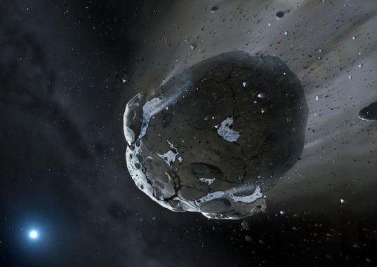 Künstlerische Darstellung eines wasserreichen Asteroiden, der von der starken Gravitation des Weißen Zwergs GD 61 auseinandergerissen wird. Ähnliche Objekte brachten in unserem Sonnensystem das Wasser auf die Erde und dienten als Bausteine für terrestrische Planeten. (Image copyright Mark A. Garlick, space-art.co.uk, University of Warwick and University of Cambridge)