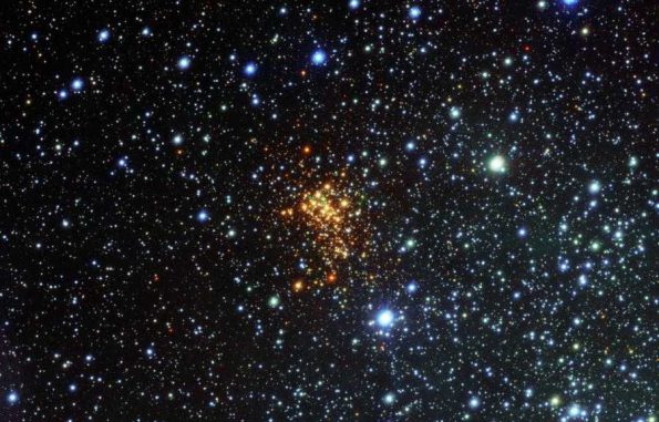 Das neue VST-Bild des Sternhaufens Westerlund 1. Die Sterne in dem Sternhaufen erscheinen rot aufgrund von Staub, der ihr blaues Licht blockiert. Die blauen Sterne sind Vordergrundobjekte und gehören nicht zu dem Sternhaufen. Der Stern W26 befindet sich oben links in dem Sternhaufen und ist von einem grünen Leuchten umgeben. (ESO / VPHAS+ Survey / N. Wright) Das neue VST-Bild des Sternhaufens Westerlund 1. Die Sterne in dem Sternhaufen erscheinen rot aufgrund von Staub, der ihr blaues Licht blockiert. Die blauen Sterne sind Vordergrundobjekte und gehören nicht zu dem Sternhaufen. Der Stern W26 befindet sich oben links in dem Sternhaufen und ist von einem grünen Leuchten umgeben. (ESO / VPHAS+ Survey / N. Wright)