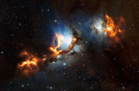 Der Reflexionsnebel Messier 78 (M78). Die Aufnahme basiert auf Daten, die in sichtbaren Wellenlängen gesammelt wurden, und Beobachtungen mit dem Atacama Pathfinder Experiment (APEX) im Submillimeter-Bereich. (ESO / APEX (MPIfR / ESO / OSO) / T. Stanke et al. / Igor Chekalin / Digitized Sky Survey 2)