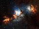 Der Reflexionsnebel Messier 78 (M78). Die Aufnahme basiert auf Daten, die in sichtbaren Wellenlängen gesammelt wurden, und Beobachtungen mit dem Atacama Pathfinder Experiment (APEX) im Submillimeter-Bereich. (ESO / APEX (MPIfR / ESO / OSO) / T. Stanke et al. / Igor Chekalin / Digitized Sky Survey 2)