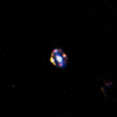 Diese Aufnahme des Hubble Space Telescope zeigt die entfernteste Gravitationslinse, die bislang entdeckt wurde. Das Licht einer sehr jungen, sternbildenden Galaxie wird durch eine näher gelegene normale Galaxie gebeugt und verstärkt, wodurch ein sogenannter Einstein-Ring entsteht. (NASA / ESA / A. van der Wel) Diese Aufnahme des Hubble Space Telescope zeigt die entfernteste Gravitationslinse, die bislang entdeckt wurde. Das Licht einer sehr jungen, sternbildenden Galaxie wird durch eine näher gelegene normale Galaxie gebeugt und verstärkt, wodurch ein sogenannter Einstein-Ring entsteht. (NASA / ESA / A. van der Wel)