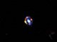 Diese Aufnahme des Hubble Space Telescope zeigt die entfernteste Gravitationslinse, die bislang entdeckt wurde. Das Licht einer sehr jungen, sternbildenden Galaxie wird durch eine näher gelegene normale Galaxie gebeugt und verstärkt, wodurch ein sogenannter Einstein-Ring entsteht. (NASA / ESA / A. van der Wel)