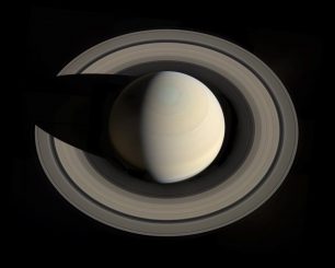 Mosaikbild von Saturn und seinem Ringsystem. Das Bild basiert auf zwölf Einzelaufnahmen, die von der NASA-Raumsonde Cassini gemacht wurden. (NASA / JPL-Caltech / Space Science Institute / G. Ugarkovic)