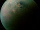 Falschfarben-Mosaik aus Infrarot-Daten, die von der NASA-Raumsonde Cassini gesammelt wurden. Es zeigt Unterschiede in der Oberflächen-beschaffenheit um die Seen aus flüssigen Kohlenwasserstoffen auf dem größten Saturnmond Titan. (NASA / JPL-Caltech / University of Arizona / University of Idaho)