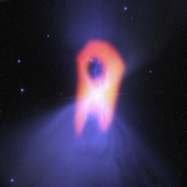 ALMA enthüllt die wahre Gestalt des Bumerangnebels, dem "kältesten Ort im Universum". Die blaue Struktur im Hintergrund (optische Daten des Hubble-Teleskops) zeigt eine klassische, doppellappige Form mit einer sehr schmalen Zentralregion. ALMAs Auflösung und Fähigkeiten, das kalte, molekulare Gas zu registrieren, offenbaren die länglichere Gestalt des Nebels (hier rot dargestellt). (Bill Saxton; NRAO / AUI / NSF; NASA / Hubble; Raghvendra Sahai)