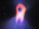 ALMA enthüllt die wahre Gestalt des Bumerangnebels, dem "kältesten Ort im Universum". Die blaue Struktur im Hintergrund (optische Daten des Hubble-Teleskops) zeigt eine klassische, doppellappige Form mit einer sehr schmalen Zentralregion. ALMAs Auflösung und Fähigkeiten, das kalte, molekulare Gas zu registrieren, offenbaren die länglichere Gestalt des Nebels (hier rot dargestellt). (Bill Saxton; NRAO / AUI / NSF; NASA / Hubble; Raghvendra Sahai)