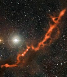Ein Ausschnitt der Taurus-Molekülwolke im Sternbild Stier. Das Filament ist etwa zehn Lichtjahre lang und leuchtet im Millimeterbereich jenseits des sichtbaren Lichtspektrums. (ESO)