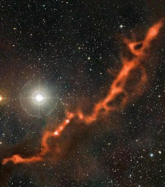 Ein Ausschnitt der Taurus-Molekülwolke im Sternbild Stier. Das Filament ist etwa zehn Lichtjahre lang und leuchtet im Millimeterbereich jenseits des sichtbaren Lichtspektrums. (ESO) Ein Ausschnitt der Taurus-Molekülwolke im Sternbild Stier. Das Filament ist etwa zehn Lichtjahre lang und leuchtet im Millimeterbereich jenseits des sichtbaren Lichtspektrums. (ESO)
