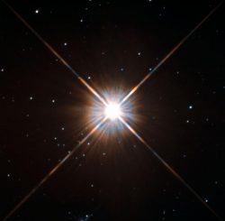 Der sonnennächste Stern Proxima Centauri. Die Aufnahme stammt von der Wide Field and Planetary Camera 2 an Bord des Hubble Space Telescope. (ESA / Hubble & NASA)