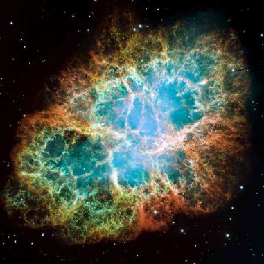 Der Krebsnebel, aufgenommen vom Hubble Space Telescope. Im Zentrum des Supernova-Überrests befindet sich der Krebspulsar, ein schnell rotierender Neutronenstern von 25 Kilometern Durchmesser. Die Entfernung zu dem Objekt beträgt circa 6.300 Lichtjahre. (NASA, ESA, J. Hester and A. Loll (Arizona State University))