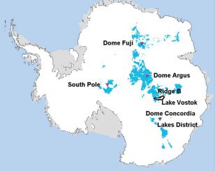 Die blauen Gebiete kennzeichnen die Regionen in Antarktika, in denen man bis zu 1,5 Millionen Jahre altes Eis finden könnte. Sie befinden sich in der Nähe des Südpols und nahe der größten Erhebungen des antarktischen Eisschildes. (Van Liefferinge and Pattyn)
