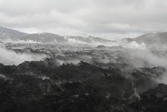 Dieser Obsidian-Lavastrom des Vulkans Puyehue-Cordon Caulle in Chile dampft, nachdem Regen auf ihn fiel. (Image courtesy of Dr. Hugh Tuffen / Lancaster University)