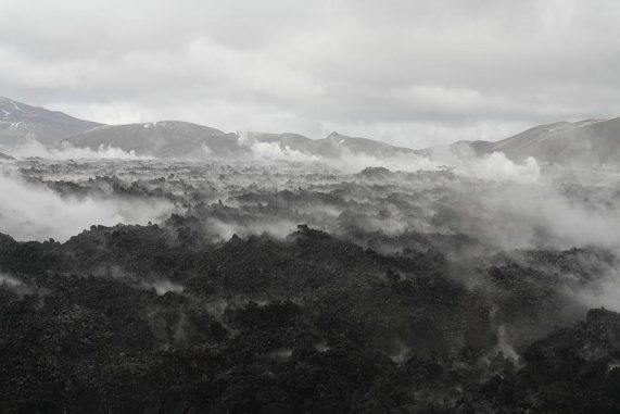 Dieser Obsidian-Lavastrom des Vulkans Puyehue-Cordon Caulle in Chile dampft, nachdem Regen auf ihn fiel. (Image courtesy of Dr. Hugh Tuffen / Lancaster University) Dieser Obsidian-Lavastrom des Vulkans Puyehue-Cordon Caulle in Chile dampft, nachdem Regen auf ihn fiel. (Image courtesy of Dr. Hugh Tuffen / Lancaster University)