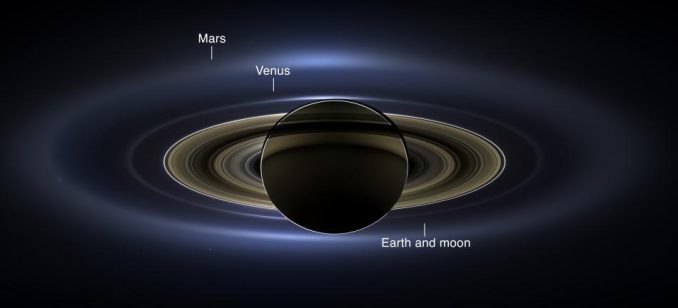 Cassini-Aufnahme des majestätischen Planeten Saturn mit seinem Ringsystem und den Planeten Erde, Venus und Mars als winzige Lichtpunkte im Hintergrund. (NASA / JPL-Caltech / SSI)