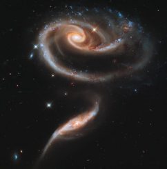 Die beiden interagierenden Galaxien UGC 1810 und UGC 1813, bekannt als Arp 273. Die Aufnahme stammt vom Weltraumteleskop Hubble. (NASA, ESA and the Hubble Heritage Team (STScI / AURA))