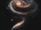 Die beiden interagierenden Galaxien UGC 1810 und UGC 1813, bekannt als Arp 273. Die Aufnahme stammt vom Weltraumteleskop Hubble. (NASA, ESA and the Hubble Heritage Team (STScI / AURA))