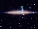 Diese Aufnahme zeigt nicht eine einzige Galaxie, wie Astronomen bisher fälschlicherweise annahmen, sondern zwei verschiedene Galaxien. Die näher gelegene ist eine Spiralgalaxie in 100 Millionen Lichtjahren Entfernung. Die andere Galaxie (blau) ist mit sieben Milliarden Lichtjahren viel weiter entfernt. (NASA / JPL-Caltech / NRAO / SDSS / NOAO / University of Manitoba)