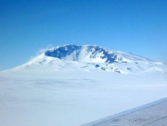 Mount Sidley an der Spitze des Executive Committee Range im Marie Byrd Land ist der letzte Vulkan der Vulkankette, der sich über die Eisoberfläche erhebt. Seismologen haben in Ausbreitungsrichtung der Kette, etwa 30 Meilen vor Mount Sidley, neue vulkanische Aktivitäten unter dem Eis registriert. Die Entdeckung spricht dafür, dass sich die Magmaquelle unter der Vulkankette zwischen der Kruste und dem antarktischen Eisschild bewegt. (Doug Wiens)