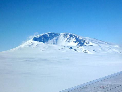 Mount Sidley an der Spitze des Executive Committee Range im Marie Byrd Land ist der letzte Vulkan der Vulkankette, der sich über die Eisoberfläche erhebt. Seismologen haben in Ausbreitungsrichtung der Kette, etwa 30 Meilen vor Mount Sidley, neue vulkanische Aktivitäten unter dem Eis registriert. Die Entdeckung spricht dafür, dass sich die Magmaquelle unter der Vulkankette zwischen der Kruste und dem antarktischen Eisschild bewegt. (Doug Wiens) Mount Sidley an der Spitze des Executive Committee Range im Marie Byrd Land ist der letzte Vulkan der Vulkankette, der sich über die Eisoberfläche erhebt. Seismologen haben in Ausbreitungsrichtung der Kette, etwa 30 Meilen vor Mount Sidley, neue vulkanische Aktivitäten unter dem Eis registriert. Die Entdeckung spricht dafür, dass sich die Magmaquelle unter der Vulkankette zwischen der Kruste und dem antarktischen Eisschild bewegt. (Doug Wiens)