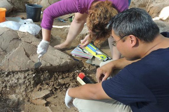 Andrew Koh und Nurith Goshen nehmen Proben von einem antiken Krug für die Analyse der organischen Überreste. (Eric H. Cline / The George Washington University)