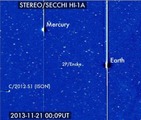 Der Komet ISON trat am 21. November 2013 in das Blickfeld des Solar Terrestrial Relations Observatory (STEREO) ein. Hier ist er zusammen mit der Erde, Merkur und dem Kometen Encke zu sehen. (Karl Battams / NASA / STEREO / CIOC)