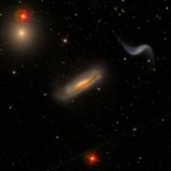 Ein Beispiel für eine nahe, kleine Galaxiengruppe mit einer elliptischen Galaxie oben links und zwei Spiralgalaxien oben rechts und in der Bildmitte. (Sloan Digital Sky Survey)
