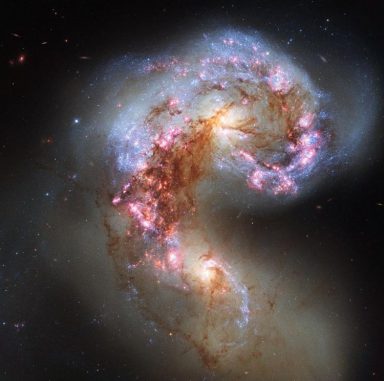 Diese neue Aufnahme der Antennengalaxien wurde am 11. November 2013 veröffentlicht. Sie basiert auf Daten des Weltraumteleskops Hubble. (ESA / Hubble & NASA)