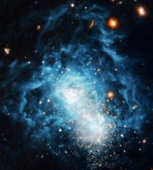 Die Galaxie I Zwicky 18a (kurz I Zw 18) enthält weniger Staub als erwartet. (Swinburne University of Technology)