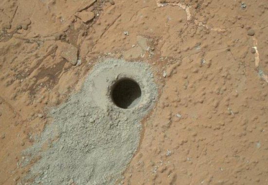 Ein Bohrloch in frühzeitlichem Sedimentgestein auf dem Mars. (Image courtesy of Imperial College London) Ein Bohrloch in frühzeitlichem Sedimentgestein auf dem Mars. (Image courtesy of Imperial College London)