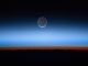 Auf diesem Foto befindet sich die Sonne kurz unterhalb des Horizonts und erzeugt ein orange-rotes Leuchten über der Oberfläche in der Troposphäre. Die Tropopause ist die braune Linie am oberen Rand der Troposphäre. Darüber liegen die Stratosphäre, höhere Atmosphärenschichten und die Schwärze des Weltalls. (NASA / Johnson Space Center)