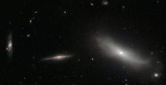 Die Galaxie NGC 1190 (rechts) gehört zur Hickson Compact Group 22, einer sehr kompakten Galaxiengruppe, die aus insgesamt fünf Mitgliedern besteht. (ESA / Hubble & NASA Acknowledgement: Luca Limatola)