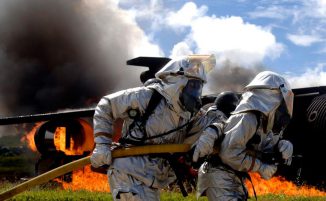 Feuerwehrleute der Air Force bei einer Übung auf der Andersen Air Force Base in Guam. Die Routineübung wird auf der Basis ein paar Mal pro Jahr durchgeführt, um die Mobilität und die Eingreifmöglichkeiten in Kriegszeiten zu gewährleisten. (U.S. Air Force Photo by Staff Sgt. Bennie J. Davis III)