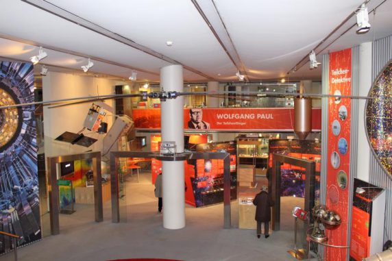 Blick in die zentrale Haupthalle des Deutschen Museums Bonn. (astropage.eu mit freundlicher Genehmigung des Deutschen Museums Bonn) Blick in die zentrale Haupthalle des Deutschen Museums Bonn. (astropage.eu mit freundlicher Genehmigung des Deutschen Museums Bonn)