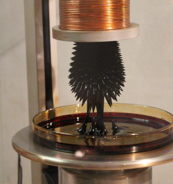 Nanotechnologie-Experiment mit einem magnetischen Ferrofluid. (astropage.eu mit freundlicher Genehmigung des Deutschen Museums Bonn)