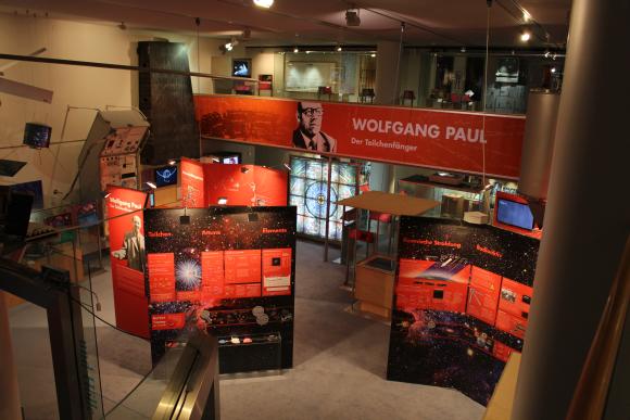 Blick auf die Halle mit der Sonderausstellung über Wolfgang Paul, den Teilchenfänger. (astropage.eu mit freundlicher Genehmigung des Deutschen Museums Bonn)