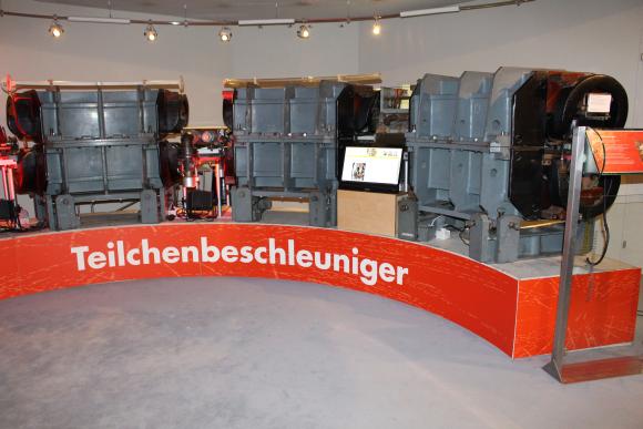Das von Wolfgang Paul und seinen Mitarbeitern entwickelte 500 MeV Synchrotron. (astropage.eu mit freundlicher Genehmigung des Deutschen Museums Bonn)